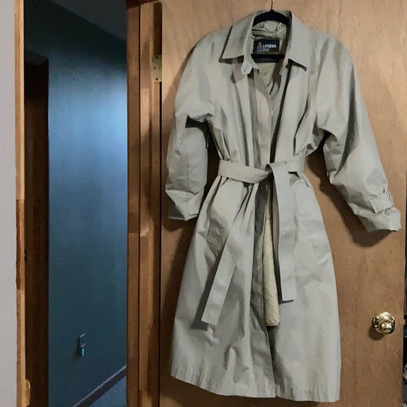 London Fog Jackets & Blazers - London Fog - Women’s Trench Coat (LIKE NEW)